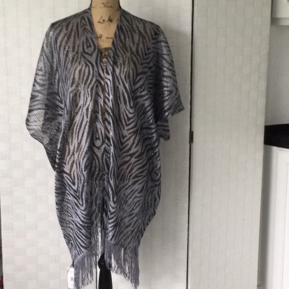 Women Kendall & James Fashion Evening Kimono Sliver & Black Fringe Shall.  #412